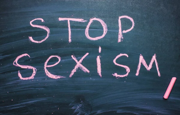 Stop Sexism 칠판에 쓰여져 있습니다 평등의 — 스톡 사진