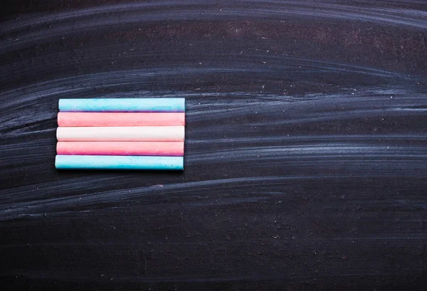 트랜스젠더 가칠판에 분필에서 연분홍색으로 깃발을 그린다 — 스톡 사진