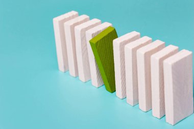 Liderlik kavramı, farklılıklar, eşitsizlik. Mavi arkaplanda dominolar.