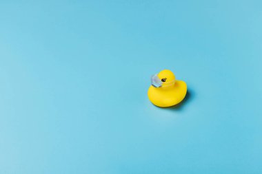 Salgın hastalık konsepti. Coronavirus. Karantina, sosyal mesafe. Tıbbi maskeli plastik ördek oyuncağı.