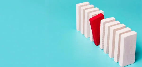 Liderlik kavramı, farklılıklar, eşitsizlik. Mavi arkaplanda dominolar.