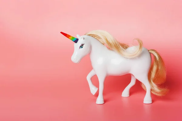 Unicorn Dengan Tanduk Warna Pelangi Bendera Lgbt Pada Latar Belakang — Stok Foto