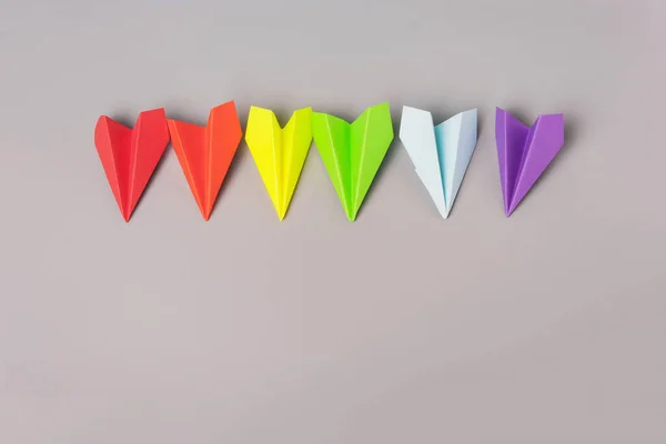 虹色の紙飛行機 灰色の背景のLgbtの旗 ストックフォト