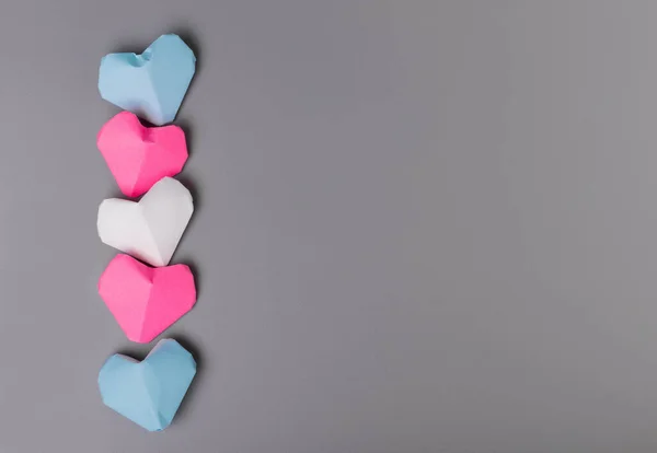 Origami Papier Herzen Transgender Flagge Farben Auf Grauem Hintergrund lizenzfreie Stockbilder