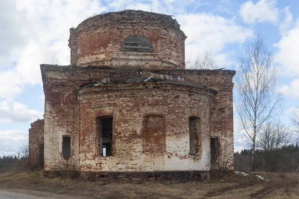 Igreja abandonada arruinada — Fotografia de Stock