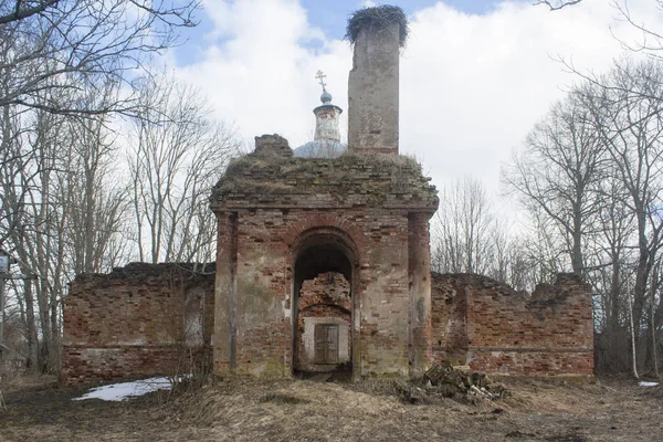 Ερειπωμένο εγκαταλειμμένη εκκλησία — Φωτογραφία Αρχείου