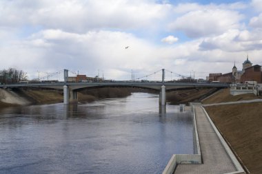 Köprü nehrin üzerinde