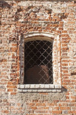 Bir duvarında pencere çubuklu