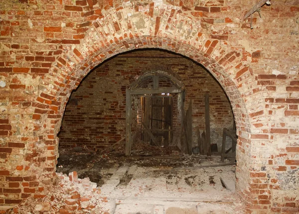 Εσωτερικό του ερειπωμένα εγκαταλειμμένη εκκλησία — Φωτογραφία Αρχείου