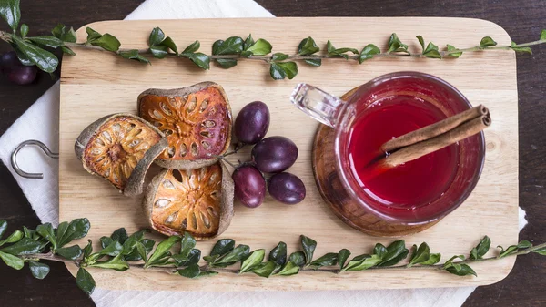 Bogyó tea és szőlő, a fahéj és a szárított balefruit a b aprító — Stock Fotó