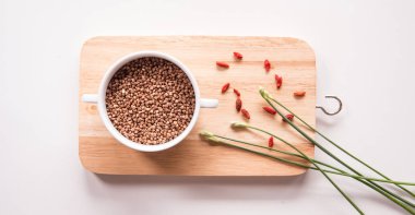 Buğday ve goji meyveleri kurulu düz lay doğrama