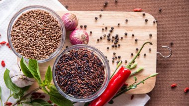 Karabuğday, siyah pirinç, soğan, kırmızı biber biber ahşap backgr üzerinde