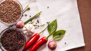 Karabuğday, siyah pirinç, soğan, kırmızı biber biber ahşap backgr üzerinde