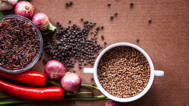 Karabuğday, kahverengi pirinç, karabiber, soğan, kırmızı biber biber