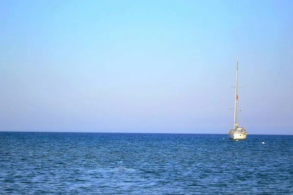 Lonely sailboat in sea — Stock Photo, Image