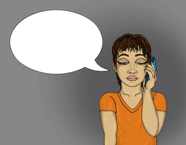 Telefonda konuşurken üzgün çocuk. Dinler ve aşağıya doğru görünüyor. Olduğunu