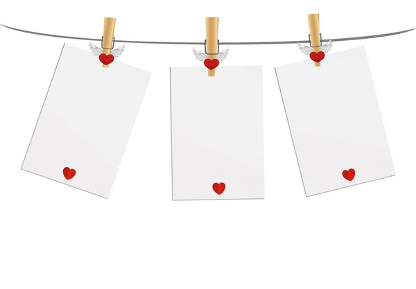 Tres papel en blanco con corazón rojo colgando de la clavija de tela de madera — Vector de stock