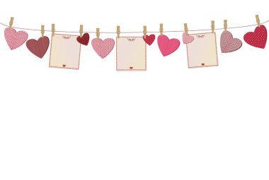 Kırmızı Kalpler ve üç boş kağıt ile bir resim asılı 