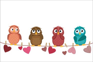 Dört şirin bir dize üzerinde oturan owlet renkli. Kırmızı Kalpler 