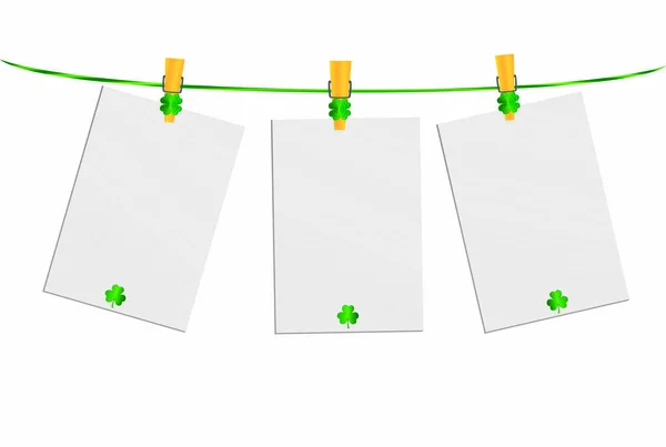 Drei leere Zettel mit grünen Kleeblättern, die an einem Seil an einem Holz hängen — Stockvektor