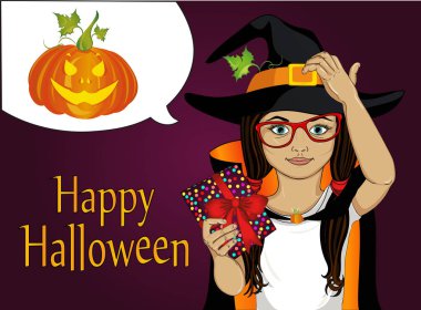 Cadılar Bayramı. Küçük bir kız bir şapka ve bir cadı kostüm ikindilerde 