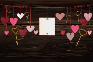 Kırmızı Kalpler ve bir resim ve anahtarları asılı boş kağıt 