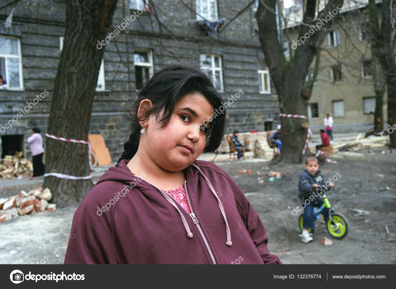 Цыгане на вокзале с детьми. Современные цыганские дети. Цыганские дети видео. Цыганские дети видео. Цыганские дети ухоженные.