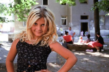 Prerov, Çek Cumhuriyeti, 25 Haziran 2011: güzel getto sokakta Çingene Kız portresi Skodova, fotoğrafı cine-filmde fotoğraf vardır karakteristik renk ve gürültü, Europe