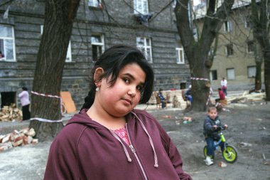 Prerov, Çek Cumhuriyeti, 5 Nisan 2012: genç bir çingene kızın getto sokakta zavallı güzel portre Skodova, fotoğrafı cine-filmde fotoğraf renk ve Europe gürültü bir özelliği vardır