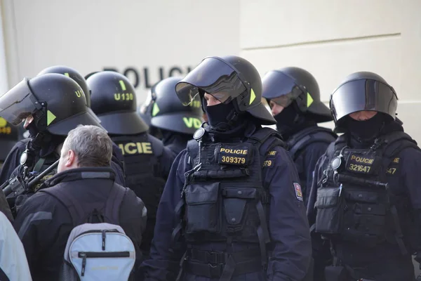 PRAGA, REPÚBLICA CHECA, 6 DE FEBRERO DE 2016 Manifestación contra el Islam y los inmigrantes, refugiados en Praga, la policía supervisa la manifestación, Bohemia Central, Europa, UE —  Fotos de Stock