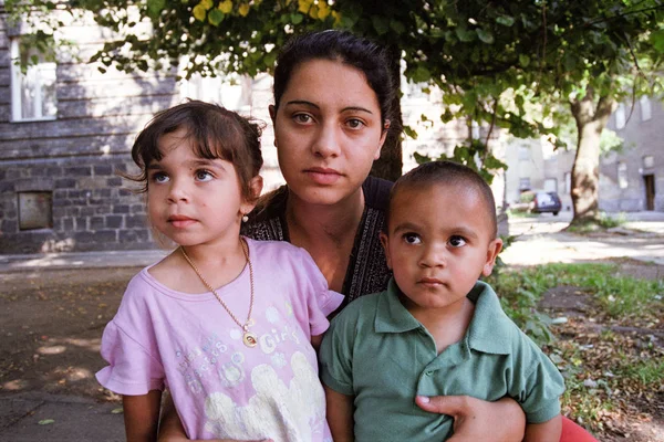 PREROV, REPÚBLICA CHECA, 25 DE JUNIO DE 2011: Encantadora y pobre familia gitana en la calle del gueto Skodova, ahora desaparecido gueto fue arrasado. Fotografiado en cine-película, la foto tiene un ruido característico, Europa —  Fotos de Stock