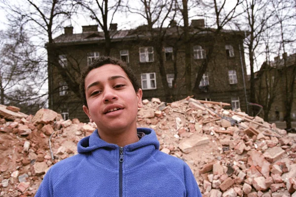 PREROV, REPÚBLICA CHECA, 5 DE ABRIL DE 2012: Retrato de um menino cigano na rua do gueto Skodova pobre, Fotografado em cine-film, foto tem uma cor característica e ruído, Europa — Fotografia de Stock