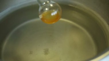 Modern bilimsel araştırma, laboratuvar ayrıntı, kapatmak için Europe, şişeler, gemi test tüpleri sıvı organik kimya bilim ile döner