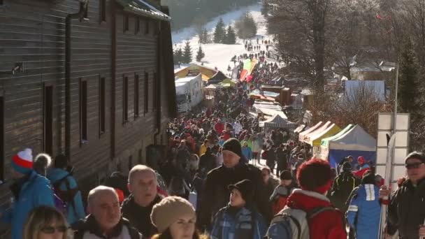 Pustevny, área protegida del paisaje, gente turística montaña resort invierno — Vídeos de Stock