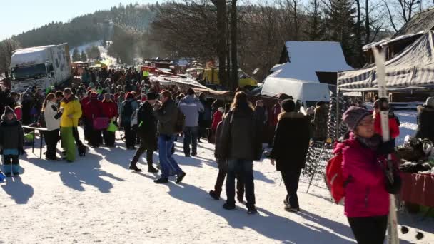 Pustevny 基迪山瓦，人们旅游冬季，人群 — 图库视频影像