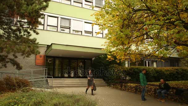 Gli studenti dell'Università Mendel di Brno vanno e vengono da scuola — Video Stock