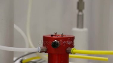 Spektrometre bilim adamı el desen, laboratuar araştırmaları için proton ile