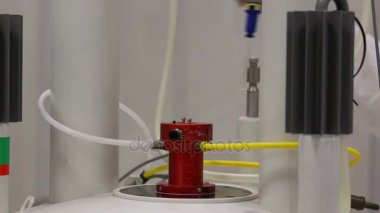 Spektrometre bilim adamı el desen, laboratuar araştırmaları ile 