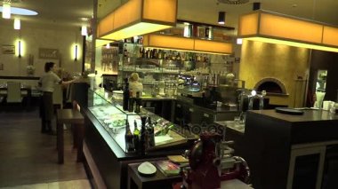 Otantik tipler lüks bar ve Restoran, Garson