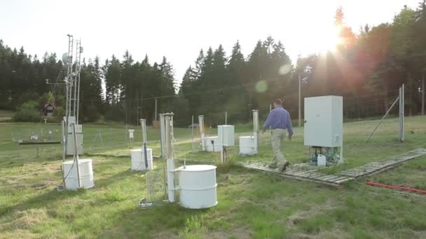 Wissenschaftler Mann in der Forschung, die Forschungsstation — Stockvideo