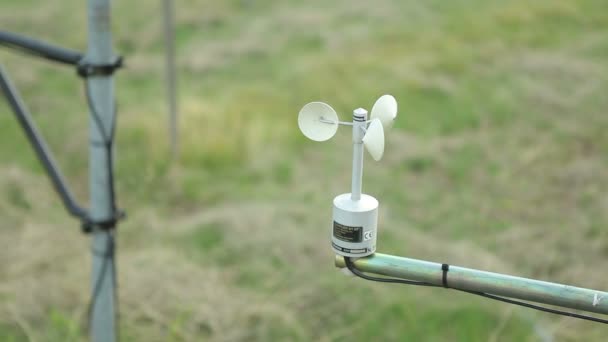 Anemómetro, medidor de viento mide la velocidad del viento, estación de investigación — Vídeo de stock