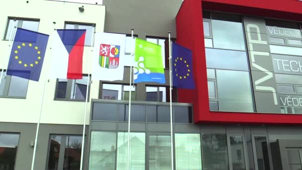 Gebouw de faciliteit van de projecten van de Europese Unie in de Tsjechische Budejovice — Stockvideo