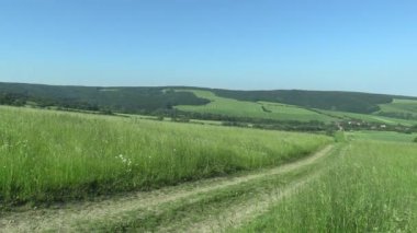 Yeşil dağların meadows, mavi gökyüzü Köyü, Biyosfer rezervasyon safra Karpaty