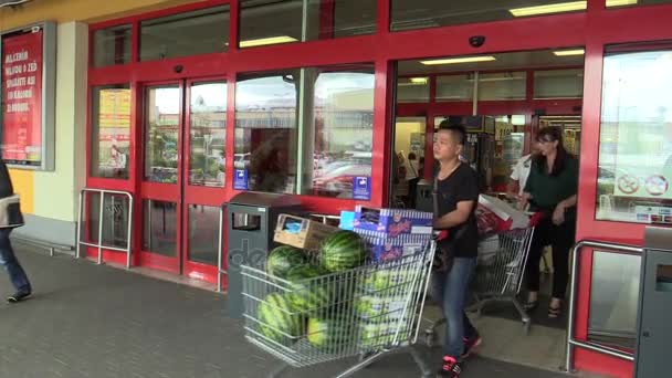 Asiat a lidé s nákupním vozíkem plným jídla — Stock video