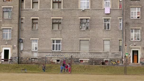 Gueto pobre en Prerov, niños jugando — Vídeo de stock