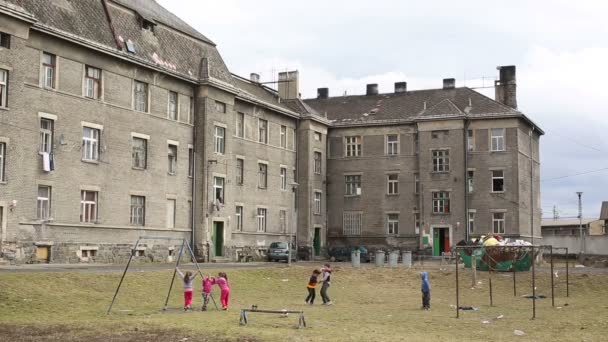 Ghetto pauvre à Prerov, situations réelles authentiques, enfants jouant — Video