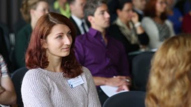 Kadın bilim adamı doktora öğrenci dinleme konferans 