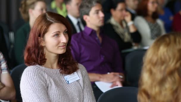 Mujer científica PhD estudiante escucha conferencia — Vídeos de Stock