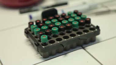 Ayrıntı laboratuvar tüpleri ile klorofil