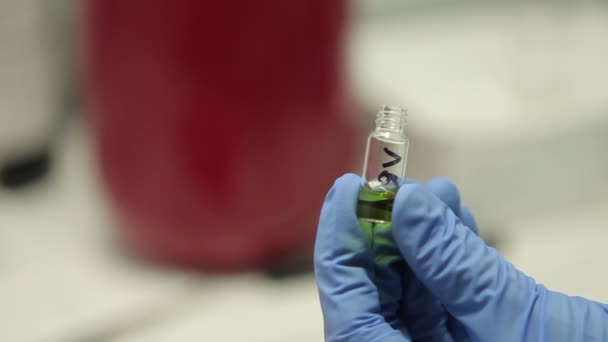 Détail tubes de laboratoire avec chlorophylle — Video
